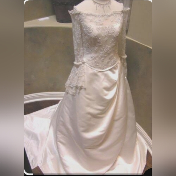 NWT Sz 14 Demetrios Ivory & Beige Bell Sleeve Lace & Satin Wedding Gown - Picture 1 of 13